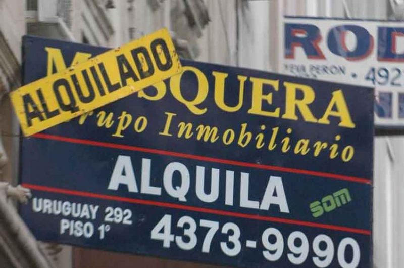 Muchas inmobiliarias siguen cobrándoles a los inquilinos