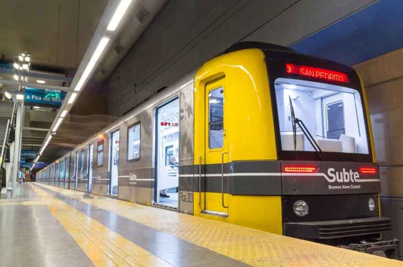 Una persona ataco a pasajeros con un pedazo de madera Una persona ataco a pasajeros con un pedazo de madera