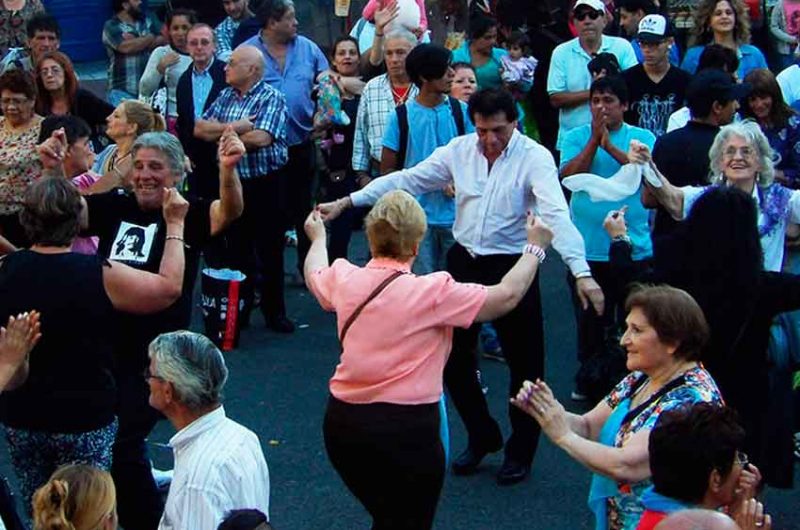 Peña folklórica en el Marcó del Pont en Flores