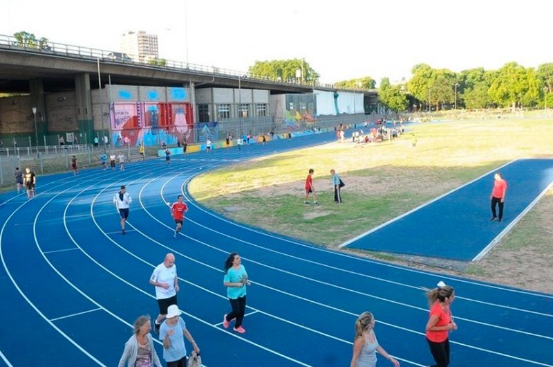 Reabrió la pista de atletismo de Parque Chacabuco Reabrió la pista de atletismo de Parque Chacabuco