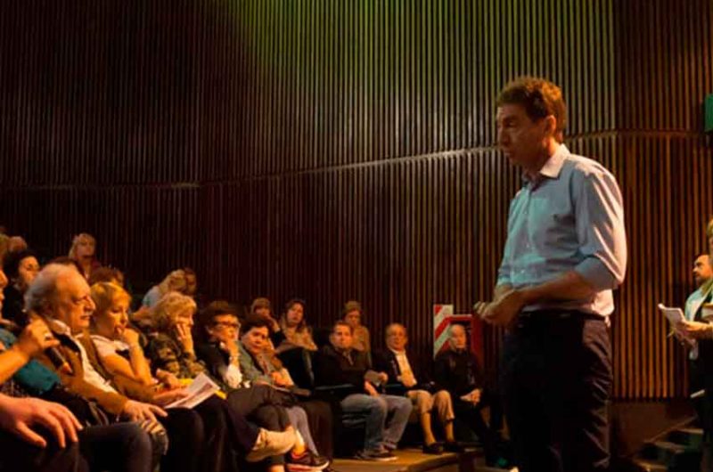Nueva reunión de vecinos con Santilli en Parque Chacabuco Nueva reunión de vecinos con Santilli en Parque Chacabuco