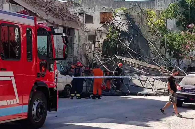 Se derrumbó una obra en construcción en Flores