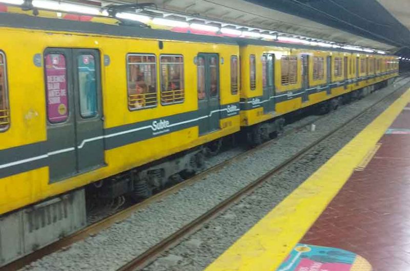 Línea E de subte funciona con demoras por problemas técnicos Línea E de subte funciona con demoras por problemas técnicos