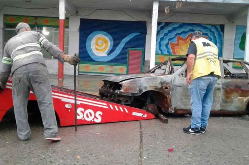 Retiran autos abandonados en el Bajo Flores Retiran autos abandonados en el Bajo Flores