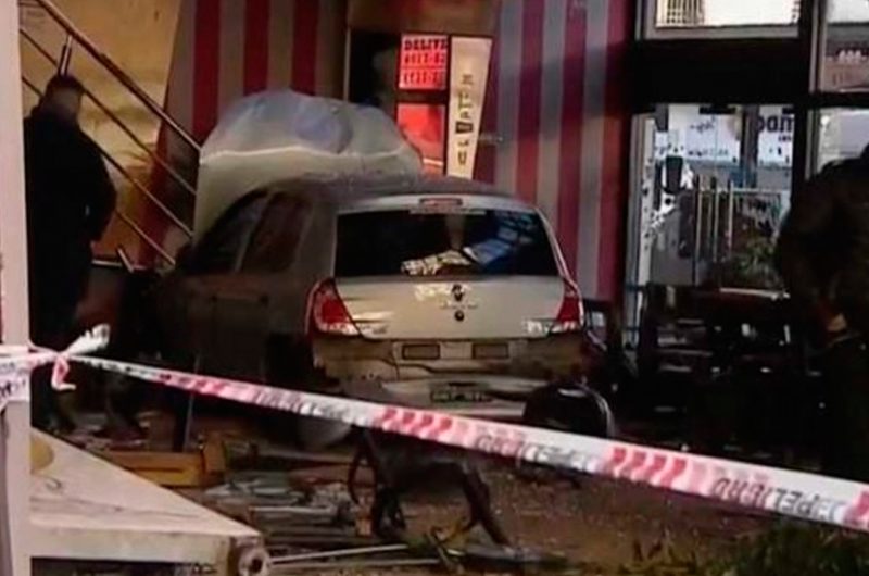 Un automóvil se incrustó en el interior de una confitería Un automóvil se incrustó en el interior de una confitería