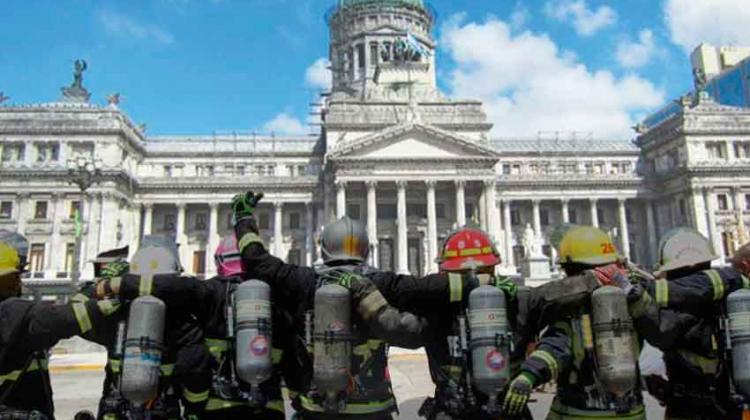 Bomberos realizan abrazo al Congreso Nacional