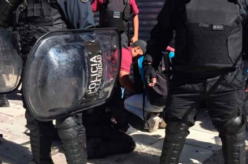 Detienen a vendedores ambulantes en Flores Detienen a vendedores ambulantes en Flores