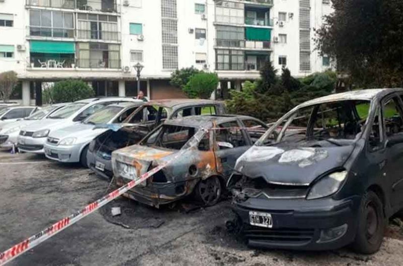 Incendiaron Ocho vehículos en un estacionamiento