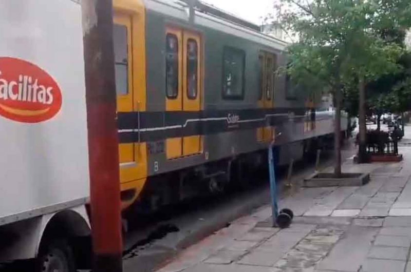 Un vagón de subte chocó con tres vehículos