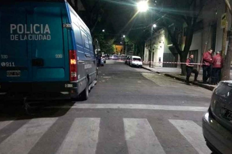 Una mujer degolló a propia su hija en plena calle Una mujer degolló a propia su hija en plena calle