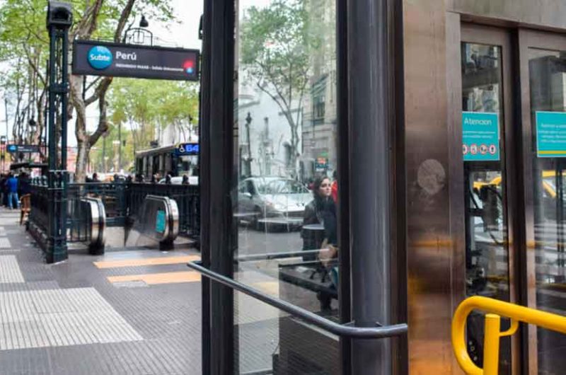 Multa a Metrovías por las deficiencias en los accesos