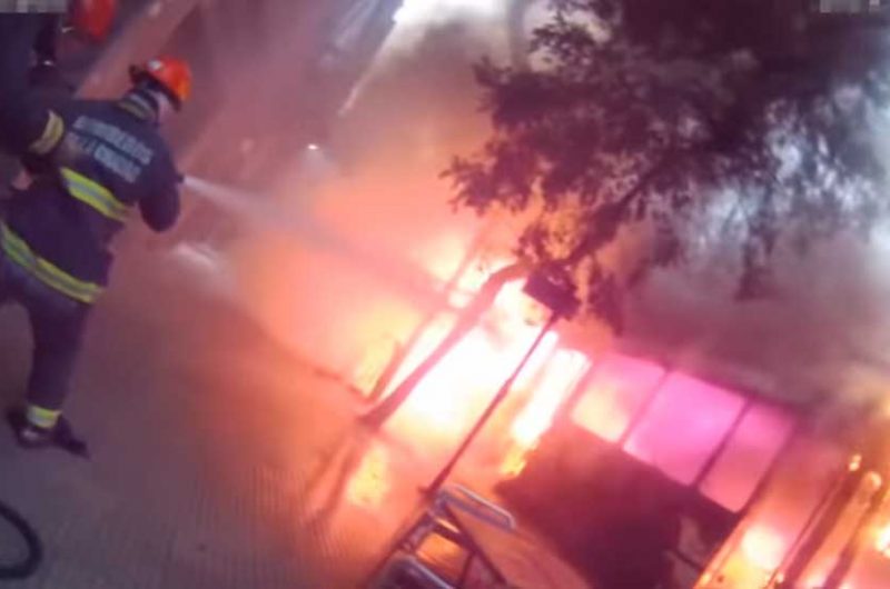 Bomberos de la Ciudad extinguieron incendio de colectivo