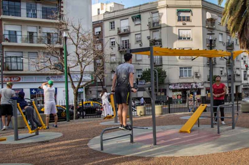 Gimnasios en las plazas para hacer actividades físicas