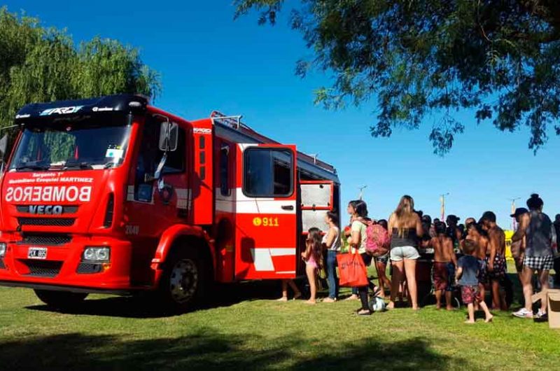 Los Bomberos junto a los chicos en Buenos Aires Playa Los Bomberos junto a los chicos en Buenos Aires Playa
