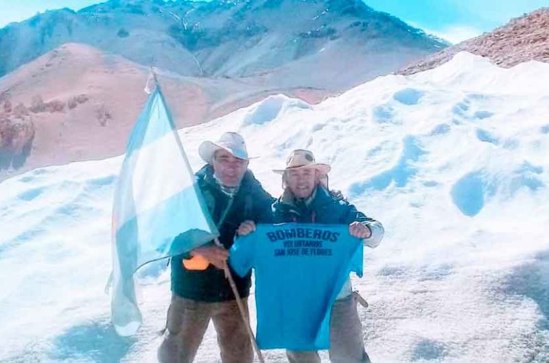Bombero voluntario de Flores cruzó los Andes Bombero voluntario de Flores cruzó los Andes