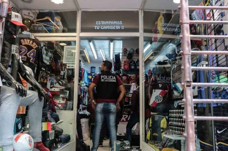 Operativo para impedir el comercio de ropa deportiva ilegal Operativo para impedir el comercio de ropa deportiva ilegal