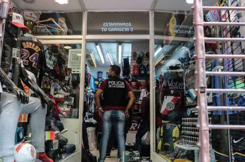 Operativo para impedir el comercio de ropa deportiva ilegal