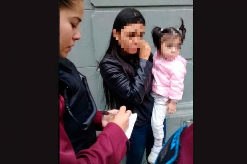 Capturaron a mecheros robando con su hija en brazos Capturaron a mecheros robando con su hija en brazos