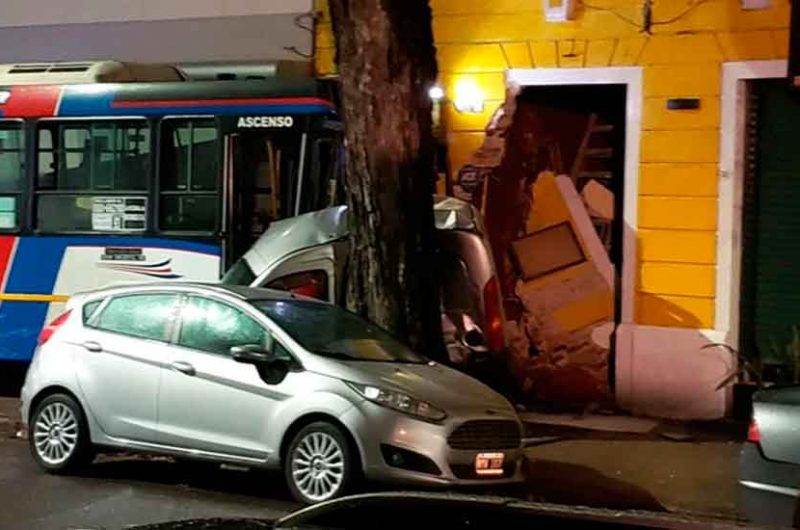 Trece heridos por choque entre colectivo y auto en Caballito