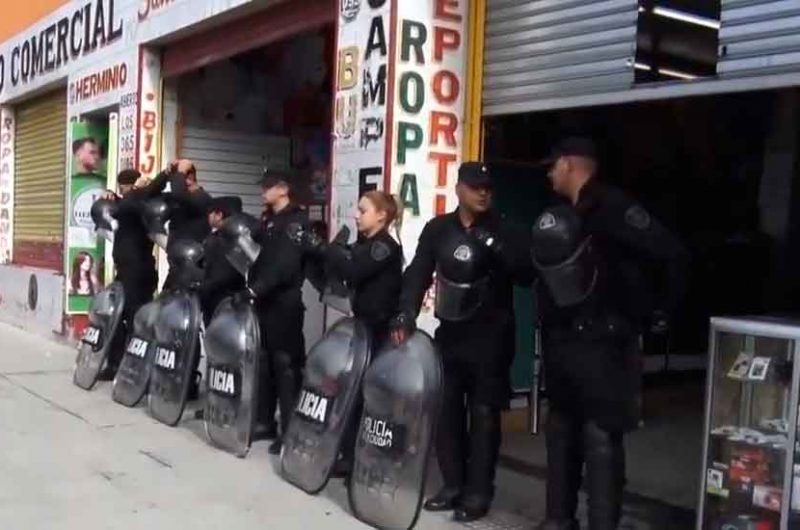 La policía allanó varios locales de venta de mercadería apócrifa