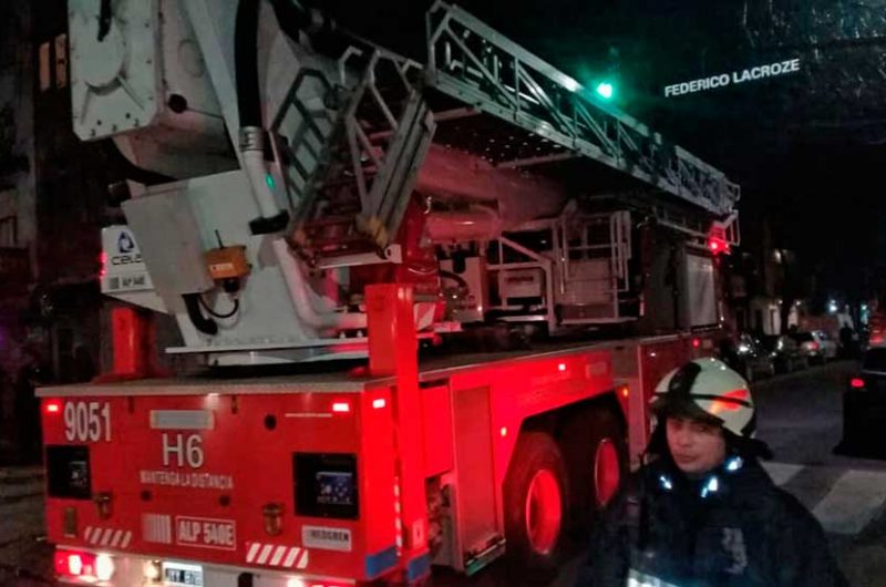 Bomberos rescataron a 9 personas en un incendio Bomberos rescataron a 9 personas en un incendio
