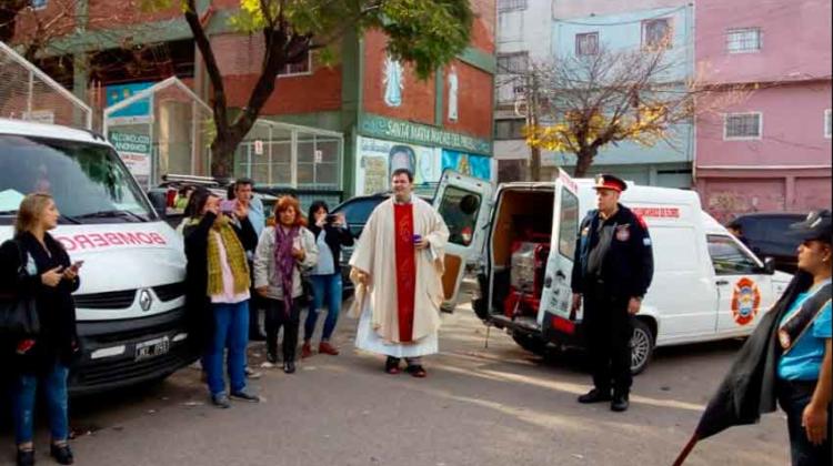 Bomberos Voluntarios San José de Flores con su primera unidad