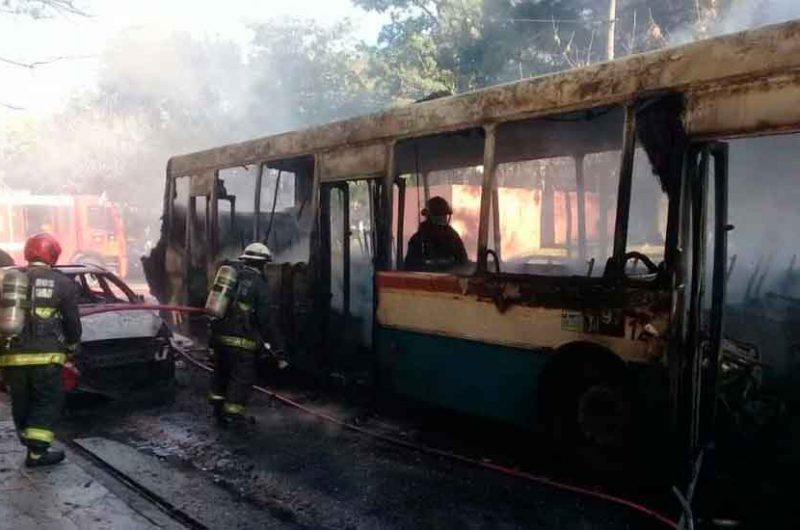 Se incendió un colectivo y el fuego alcanzó a cinco autos Se incendió un colectivo y el fuego alcanzó a cinco autos