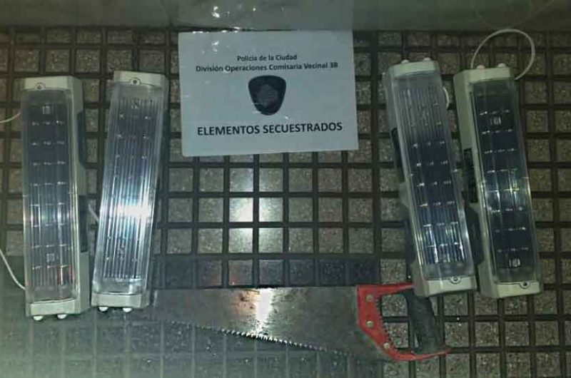 Detuvieron a ladrón que intentó robar luces de emergencia en un edificio Detuvieron a ladrón que intentó robar luces de emergencia en un edificio