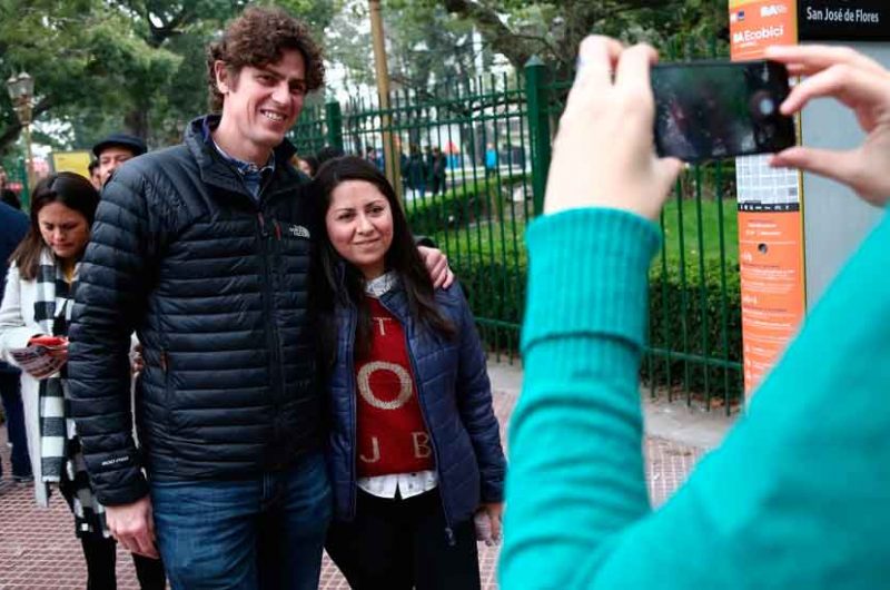 Martín Lousteau recorrió este jueves el barrio de Flores Martín Lousteau recorrió este jueves el barrio de Flores