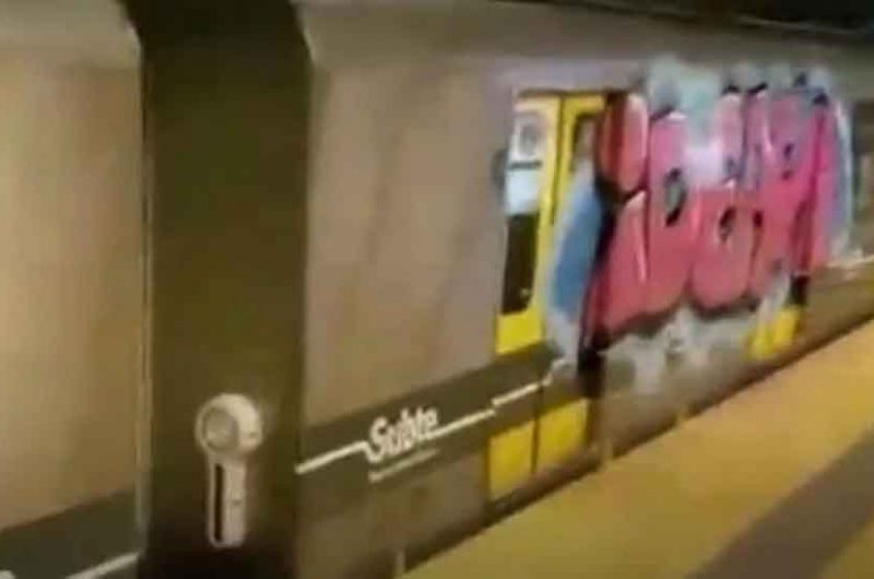 Grafitearon dos formaciones del subte en Flores