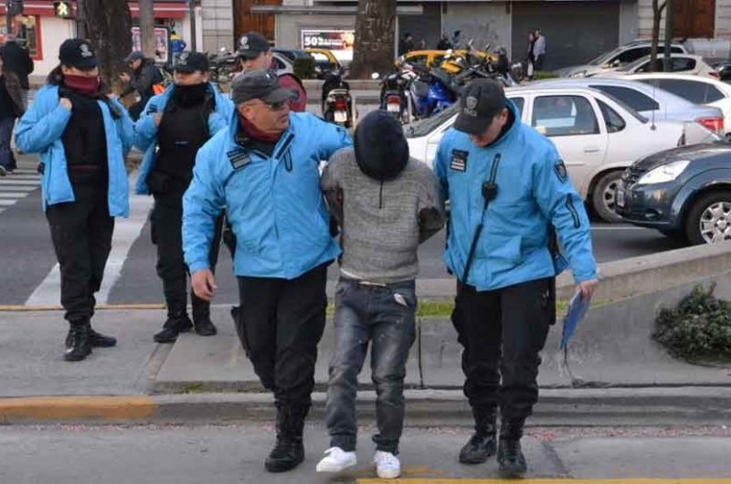 Detienen a una persona que acosaba mujeres en los colectivos Detienen a una persona que acosaba mujeres en los colectivos