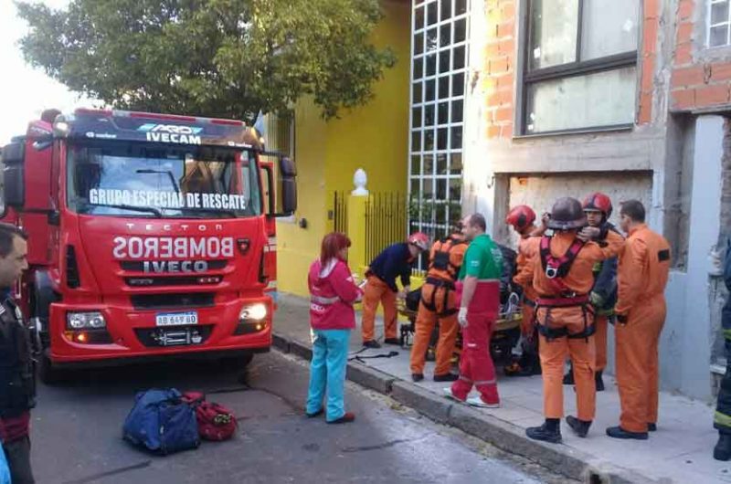 Bomberos rescato a un hombre que cayó desde un tercer piso