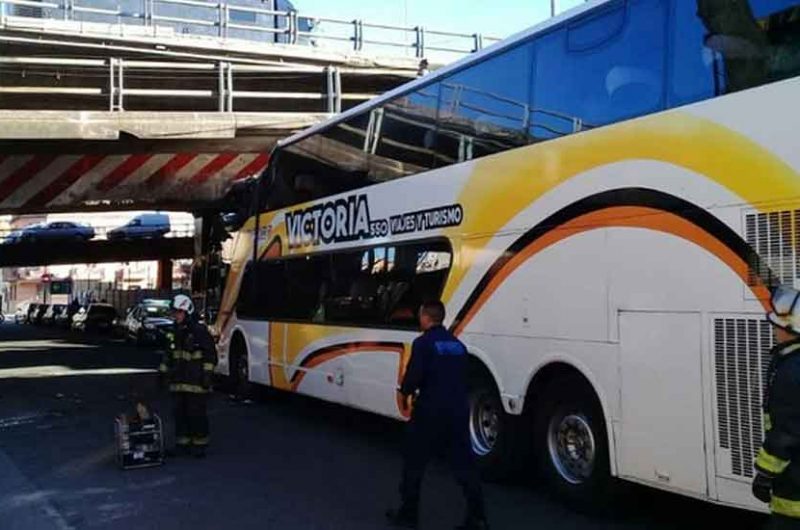Bomberos rescataron a tres mujeres atrapadas en un micro Bomberos rescataron a tres mujeres atrapadas en un micro