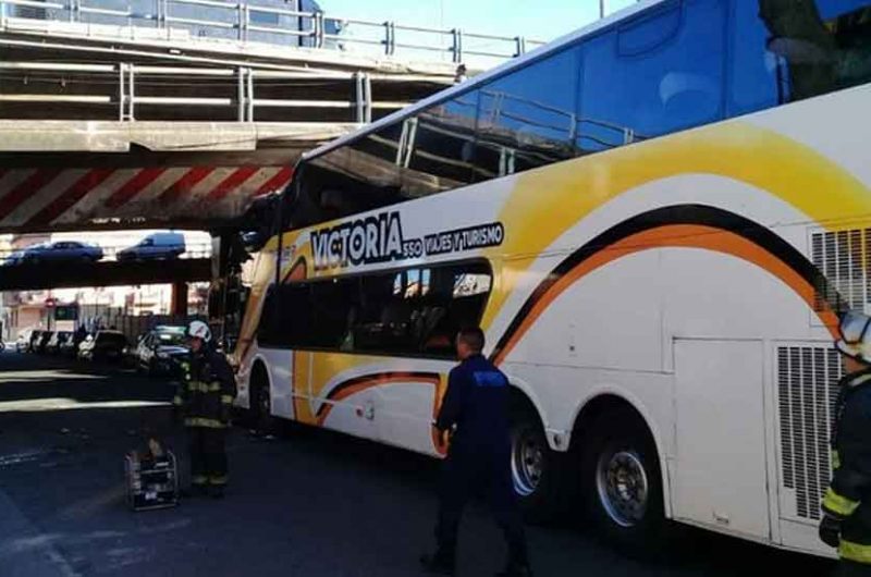 Bomberos rescataron a tres mujeres atrapadas en un micro