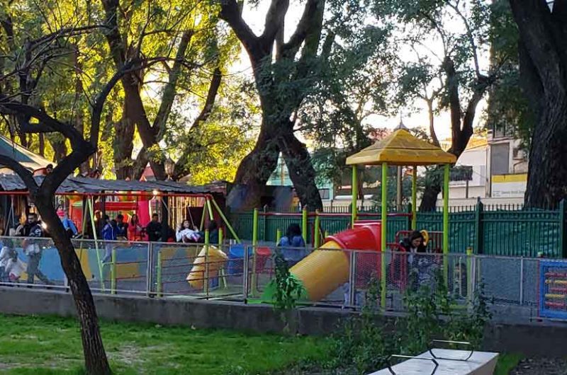 Se prohíbe fumar en patios de juegos de parques y plazas