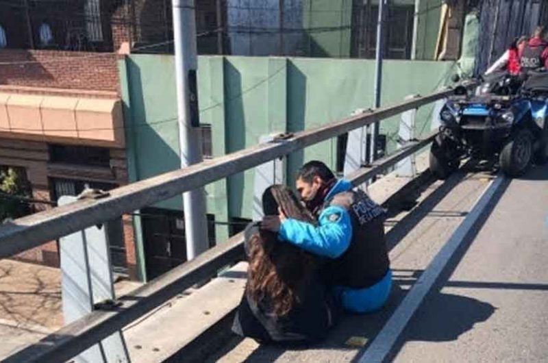 Dos efectivos de la Policía evitaron el suicidio de una joven