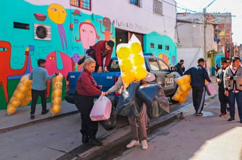La Policía donó juguetes a la fundación «Margarita Barrientos» La Policía donó juguetes a la fundación «Margarita Barrientos»