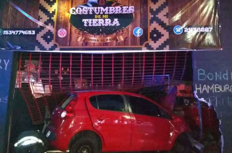 Un auto perdió el control y se incrustó en un restaurante