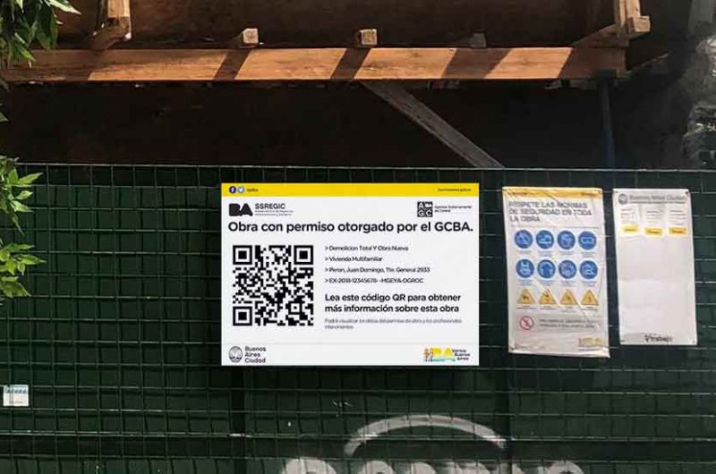 Carteles al frente de todas las obras en construcción