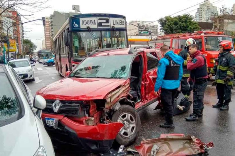 Un colectivo colisionó contra un vehículo particular Un colectivo colisionó contra un vehículo particular