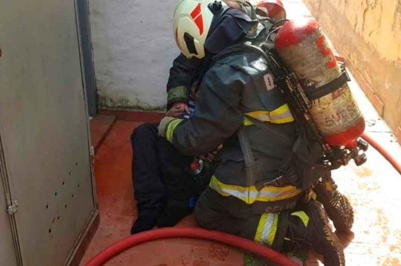 Bomberos de la Ciudad rescató a un menor de un incendio Bomberos de la Ciudad rescató a un menor de un incendio