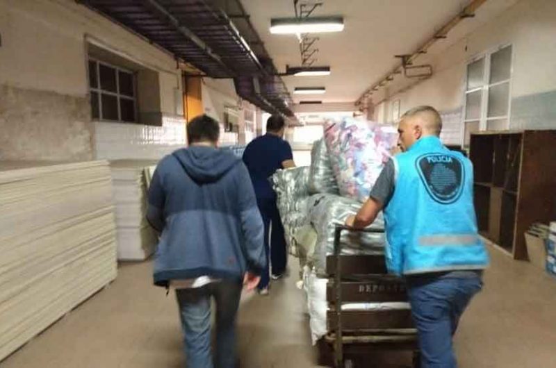 La Policía donó más de 5 mil pares de medias al Hospital de Clínicas