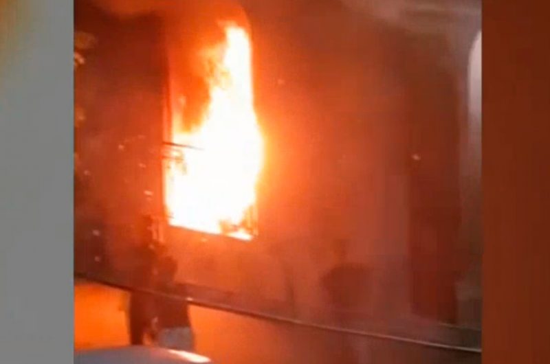 Incendian colchones y los tiran en las puertas de las casas Incendian colchones y los tiran en las puertas de las casas