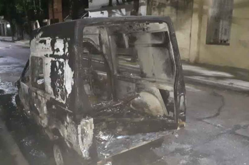 Un hombre que incendiaba autos y los filmaba fue detenido Un hombre que incendiaba autos y los filmaba fue detenido