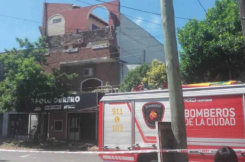 Bajo Flores: Se cayó un balcón que lastimó a una persona