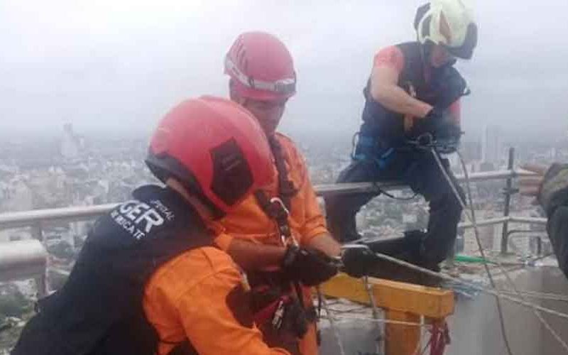 Bomberos rescatan a dos operarios atrapados en la altura