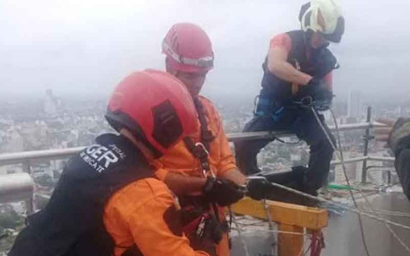 Bomberos rescatan a dos operarios atrapados en la altura Bomberos rescatan a dos operarios atrapados en la altura