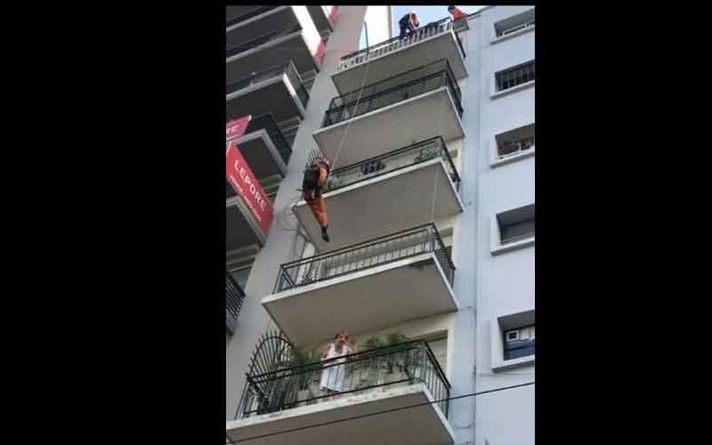 Una mujer quedó atrapada en el balcón de su departamento