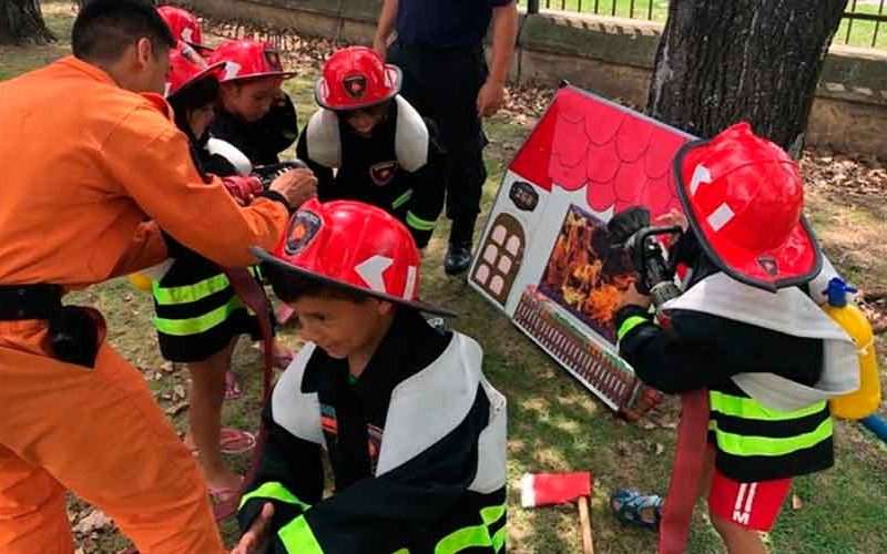 Los chicos de las colonias de verano con los Bomberos de la Ciudad