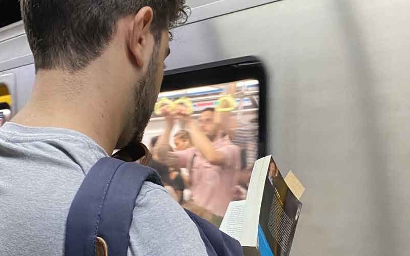 Vagón de lectores: La lectura en el transporte público Vagón de lectores: La lectura en el transporte público